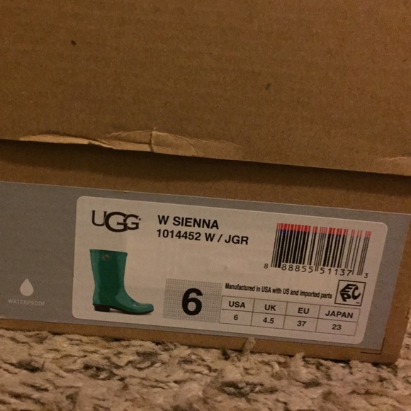 UGG Short Rain Boots - Picture 4 of 4
